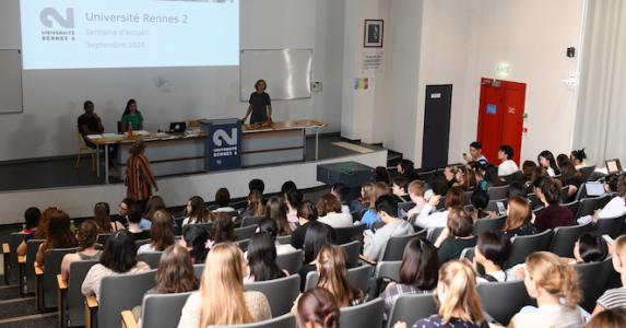 Photo of an Amphi full of students