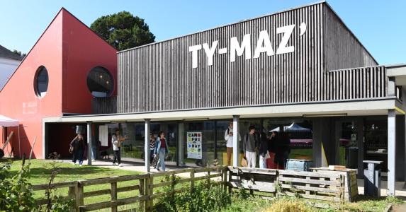 Image of the front of the Ty Maz building