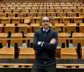 Photo of Pablo Iglesias-Rodríguez in an empty auditorium